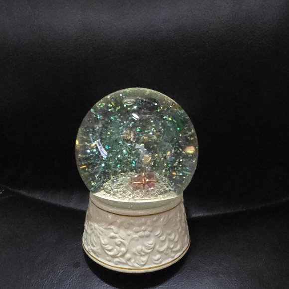 Glitter Clear Snowman Globe - Picture 1 of 4